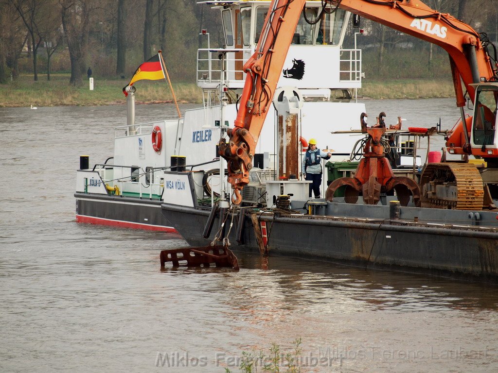 Bergung PKW im Rhein Hitdorfer Fähre P189297.JPG